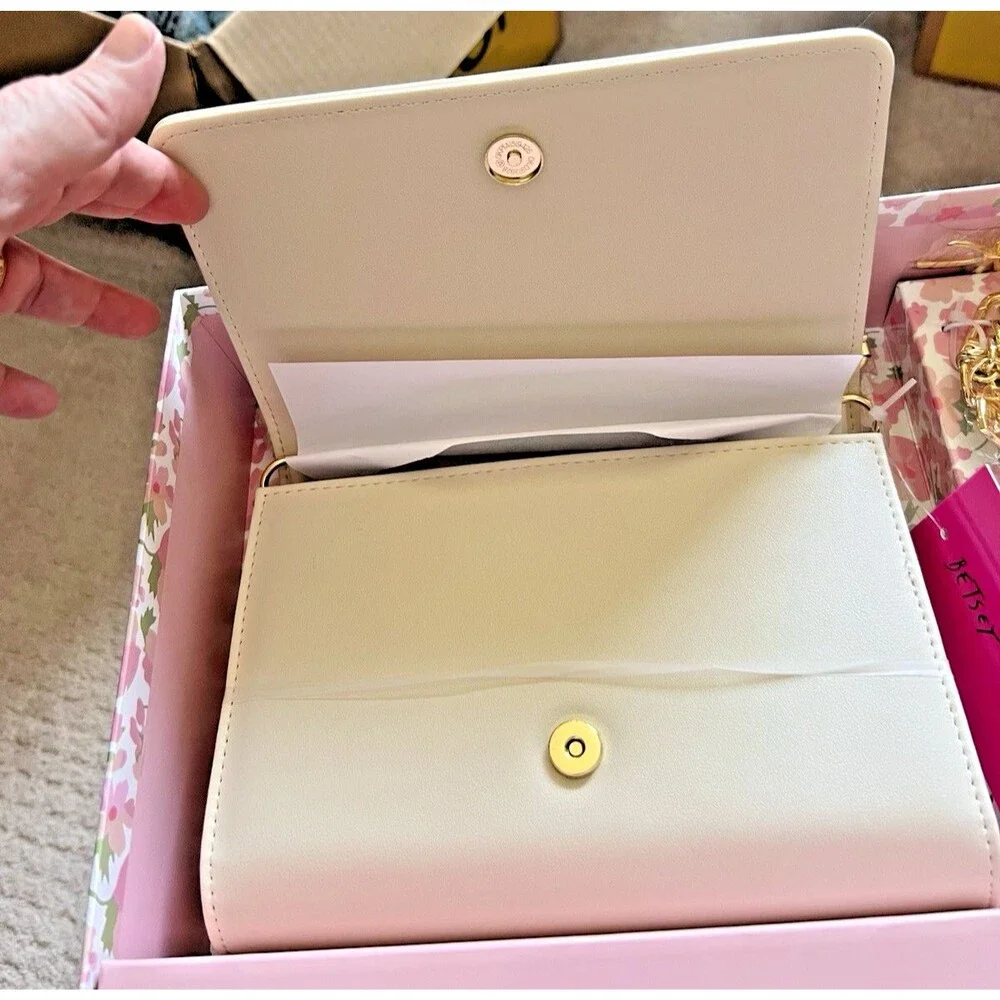 Betsey Johnson Sybil Crossbody Gift Set w/ Card Case & Charms NWT Pink Hearts